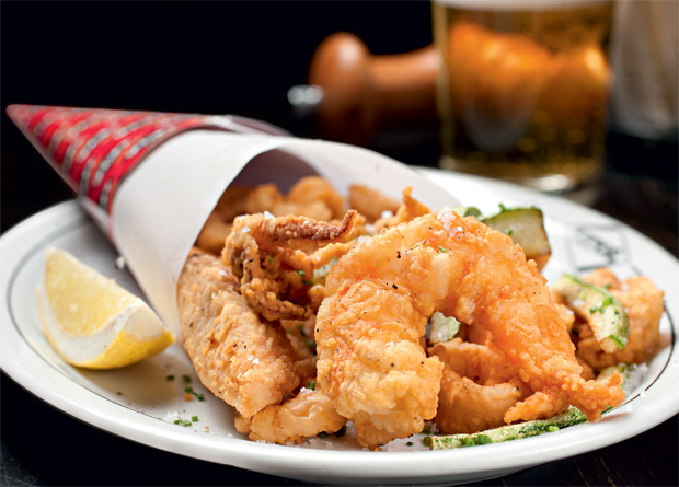 Frito misto do mar: combina camarão, peixe branco, lula e abobrinha Frito misto do mar: combina camarão, peixe branco, lula e abobrinha
