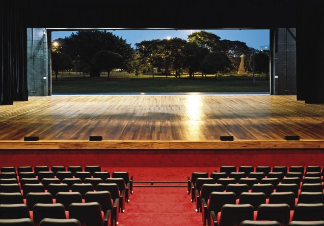 Auditório Ibirapuera - Oscar Niemeyer: o palco se abre para o parque Auditório Ibirapuera - Oscar Niemeyer: o palco se abre para o parque