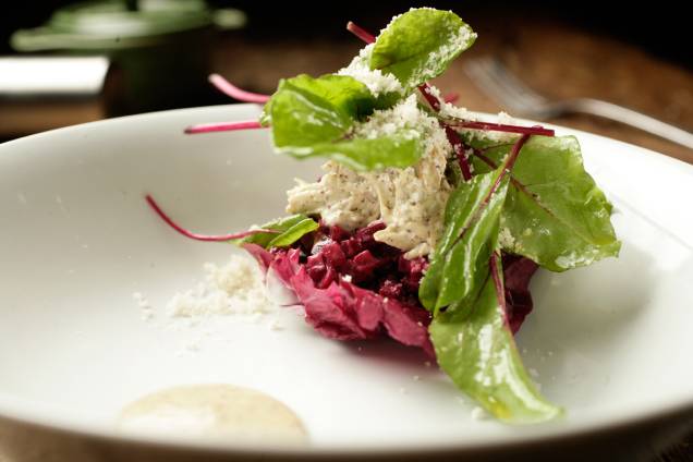 Salada de cubos de beterraba sobre radicchio com frango caipira desfiado e anchova Salada de cubos de beterraba sobre radicchio com frango caipira desfiado e anchova