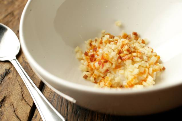 Arroz-doce com pedacinhos de maçã mais caramelo Arroz-doce com pedacinhos de maçã mais caramelo