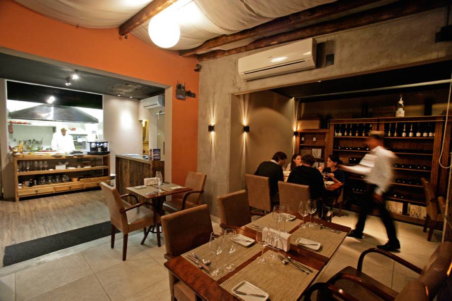 O pequeno bistrô, instalado em uma pequena loja de vinho O pequeno bistrô, instalado em uma pequena loja de vinho