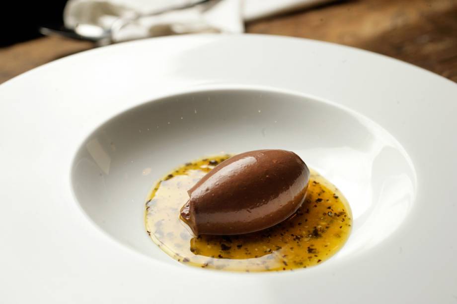 Ganache de chocolate na calda de maracujá batida com azeite Ganache de chocolate na calda de maracujá batida com azeite