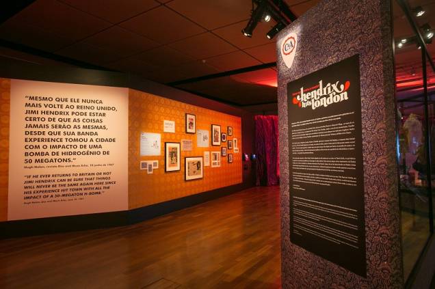 A mostra apresenta matérias que documentaram a passagem do guitarrista por Londres, mas não as traduz A mostra apresenta matérias que documentaram a passagem do guitarrista por Londres, mas não as traduz