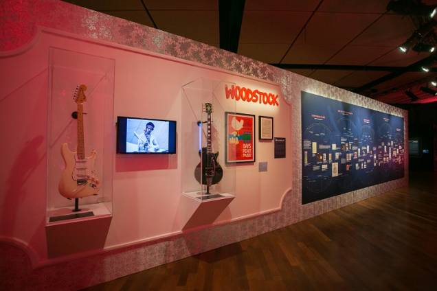 As guitarras tocadas por Hendrix em 1969 no Festival Woodstock também estão em exposição As guitarras tocadas por Hendrix em 1969 no Festival Woodstock também estão em exposição