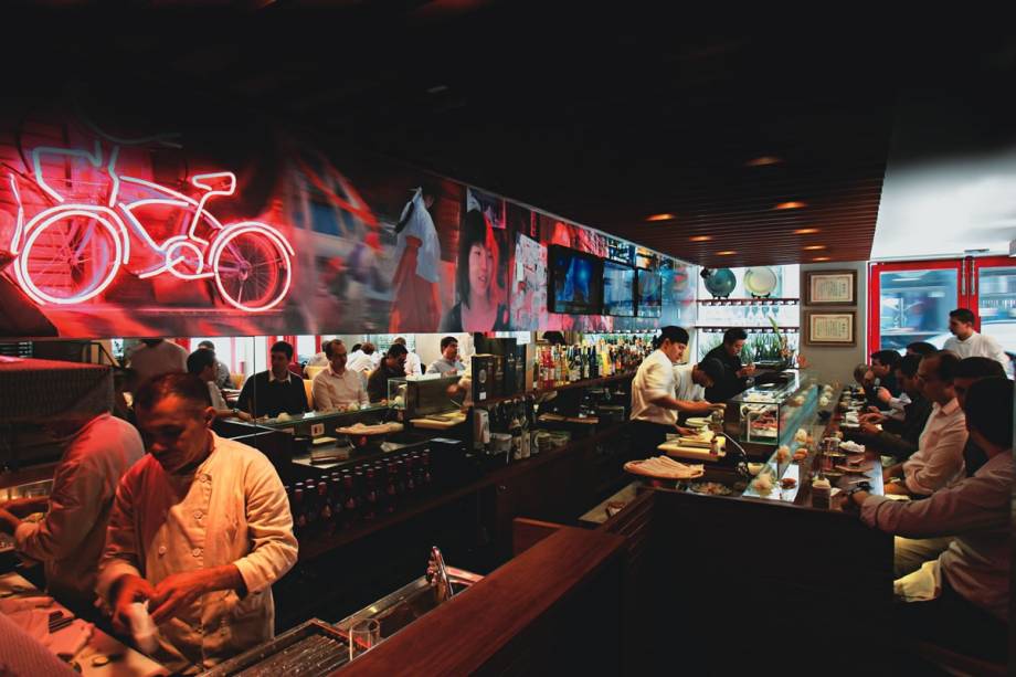 Salão moderninho: balcão e mesas concorridos Salão moderninho: balcão e mesas concorridos