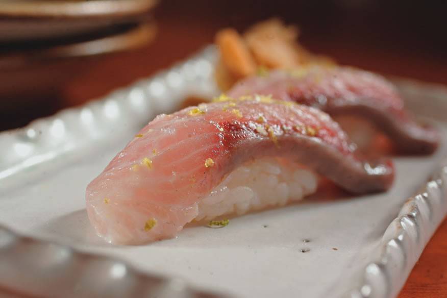 Prato de sushis variados com uma entradinha + Sakê Prato de sushis variados com uma entradinha + Sakê