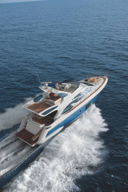 Azimut 60: tem plataforma de popa, utilizada para banhos de sol e de mar e churrasqueira adicional embutida na lateral da plataforma. Preço: 6 milhões de reais Azimut 60: tem plataforma de popa, utilizada para banhos de sol e de mar e churrasqueira adicional embutida na lateral da plataforma. Preço: 6 milhões de reais