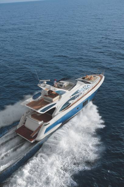 Azimut 60: tem plataforma de popa, utilizada para banhos de sol e de mar e churrasqueira adicional embutida na lateral da plataforma. Preço: 6 milhões de reais