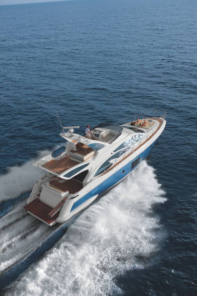 Azimut 60: tem plataforma de popa, utilizada para banhos de sol e de mar e churrasqueira adicional embutida na lateral da plataforma. Preço: 6 milhões de reais