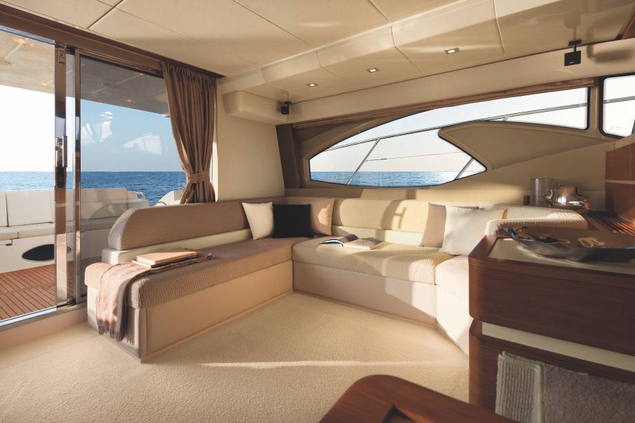 Azimut 60: área social acarpetada e com sofá em couro Azimut 60: área social acarpetada e com sofá em couro