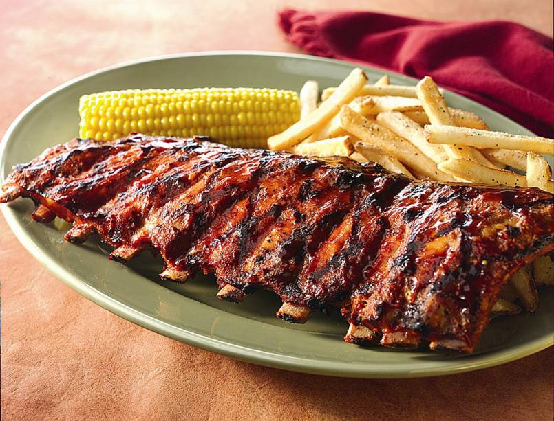 Applebees: baby back ribs são escoltas por milho cozido e fritas