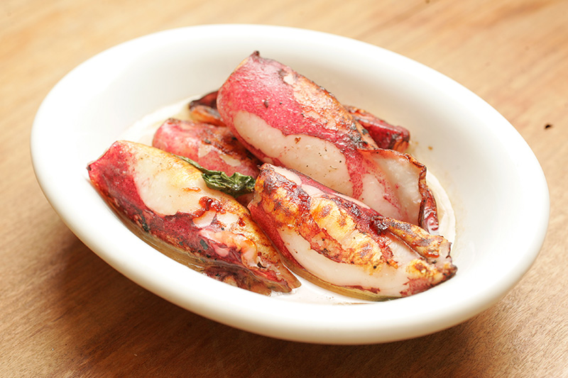 Para compartilhar, a entrada de baby lula ao limão-siciliano Para compartilhar, a entrada de baby lula ao limão-siciliano