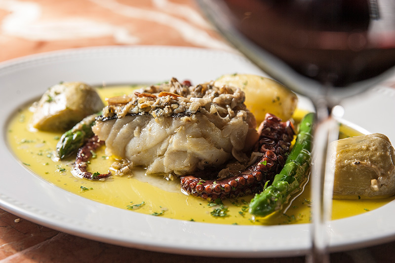 Bacalhau servido com polvo e aspargo