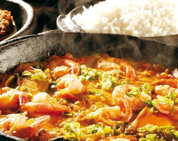 Moqueca capixaba de banana-da-terra do brasileiro Badejo Moqueca capixaba de banana-da-terra do brasileiro Badejo