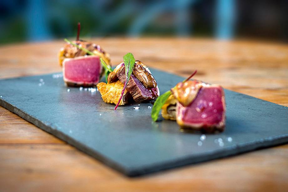 Atum selado no maçarico com foie gras Atum selado no maçarico com foie gras