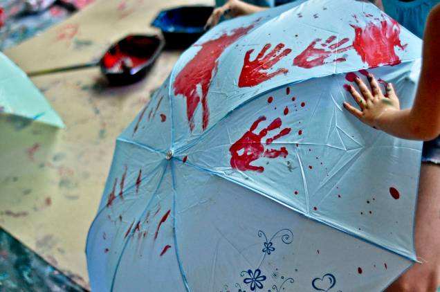 No final do evento, crianças recebem sombrinhas para customizar No final do evento, crianças recebem sombrinhas para customizar