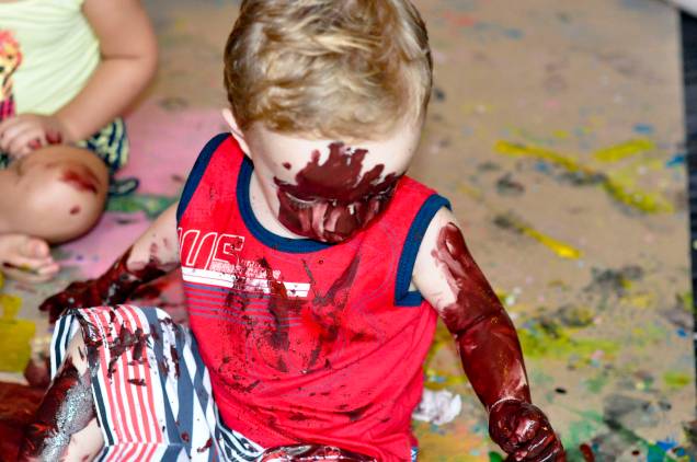 Alguns participantes realizam aquele desejo comum de se lambuzar em cores Alguns participantes realizam aquele desejo comum de se lambuzar em cores