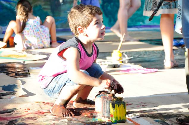 A brincadeira acontece com pincéis gigantes, tinta e papel craft A brincadeira acontece com pincéis gigantes, tinta e papel craft