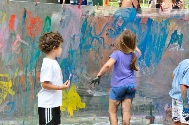 As criações das crianças são expostas em um varal, formando um grande painel As criações das crianças são expostas em um varal, formando um grande painel
