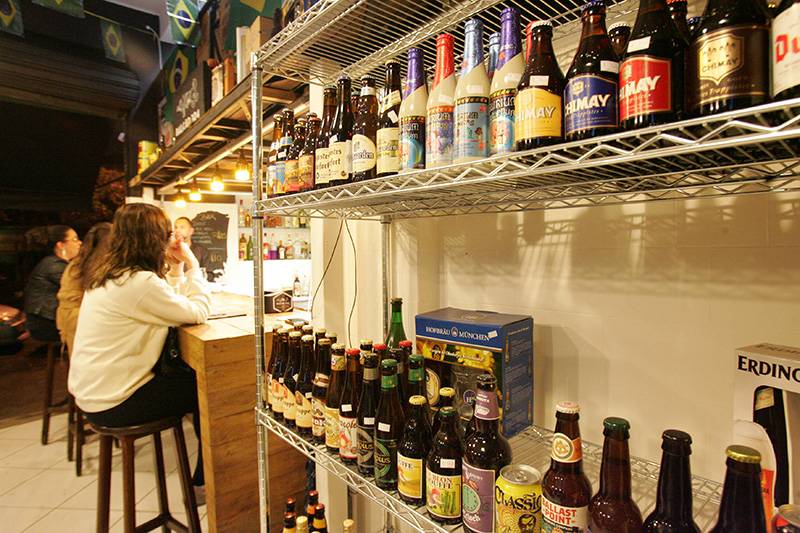 Além de serem armazenadas em geladeiras, as cervejas também encontram-se em prateleiras Além de serem armazenadas em geladeiras, as cervejas também encontram-se em prateleiras