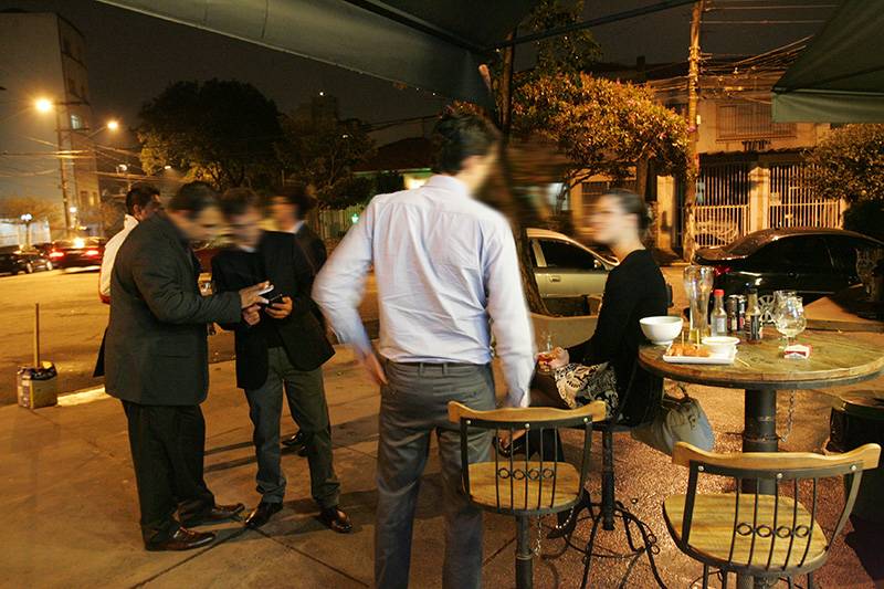 Mesas na área externa do endereço, instalado em uma rua tranquila Mesas na área externa do endereço, instalado em uma rua tranquila