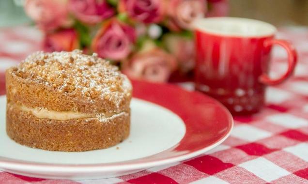 Minibolo de farofa de paçoca com doce de leite Minibolo de farofa de paçoca com doce de leite