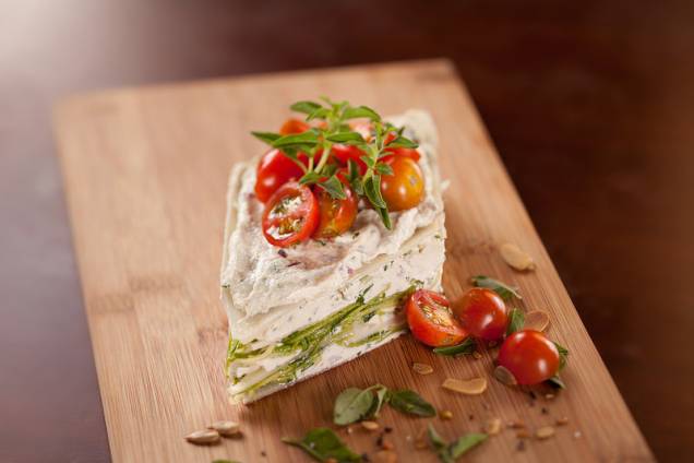 Lasanha de palmito pupunha: coberta por tomate-cereja Lasanha de palmito pupunha: coberta por tomate-cereja