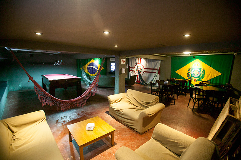 No porão, redes e sofás aguardam a freguesia, que pode se esticar entre umas e outras No porão, redes e sofás aguardam a freguesia, que pode se esticar entre umas e outras