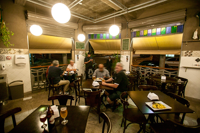 O salão da casa, no Ipiranga, tem estilo de botequim O salão da casa, no Ipiranga, tem estilo de botequim