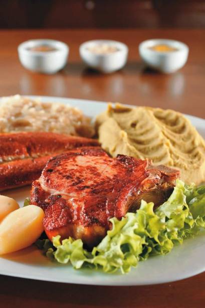 Kassler com linguiça de vitela, batata e purê de ervilha Kassler com linguiça de vitela, batata e purê de ervilha