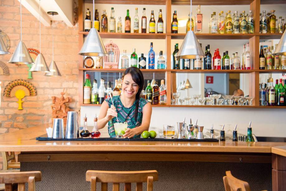 A anfitriã Carolina: expert em caipirinha A anfitriã Carolina: expert em caipirinha