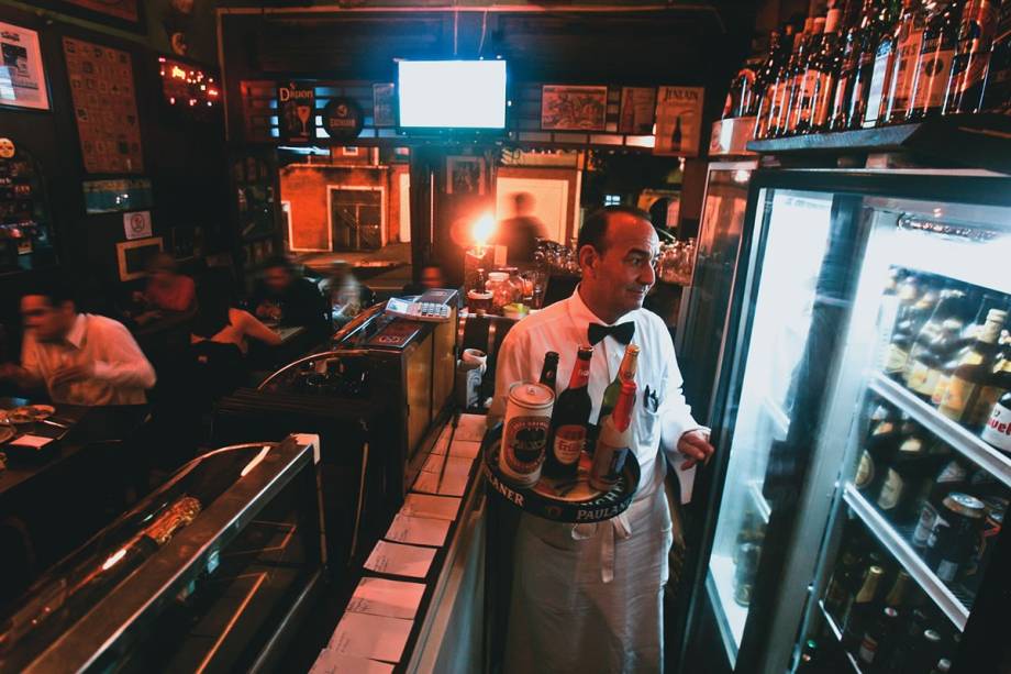 O escurinho salão do pequeno boteco do Ipiranga: 140 marcas reunidas em seis freezers O escurinho salão do pequeno boteco do Ipiranga: 140 marcas reunidas em seis freezers
