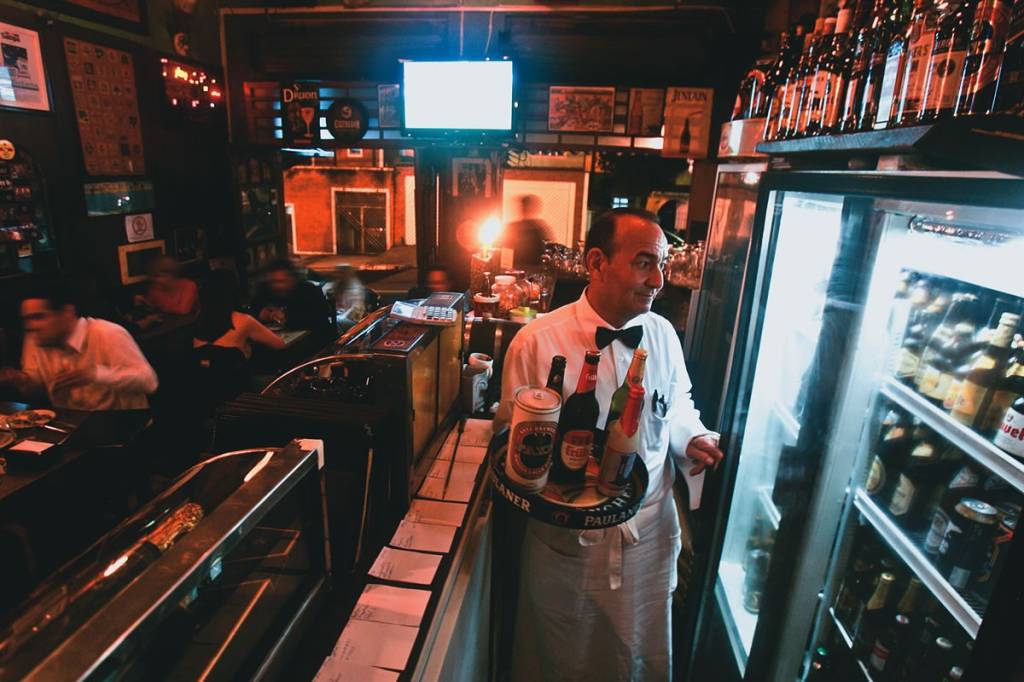 O escurinho salão do pequeno boteco do Ipiranga: 140 marcas reunidas em seis freezers O escurinho salão do pequeno boteco do Ipiranga: 140 marcas reunidas em seis freezers