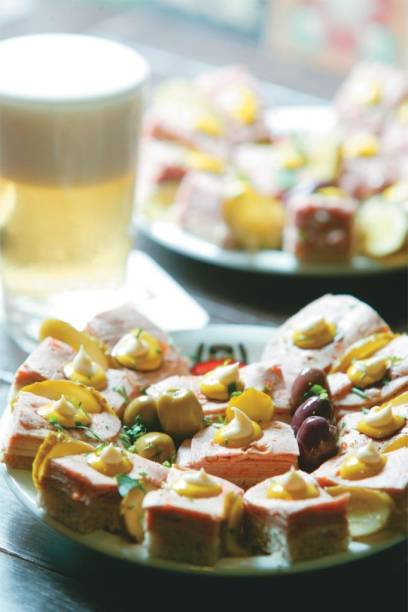 Canapé de salsichão montado no pão preto Canapé de salsichão montado no pão preto
