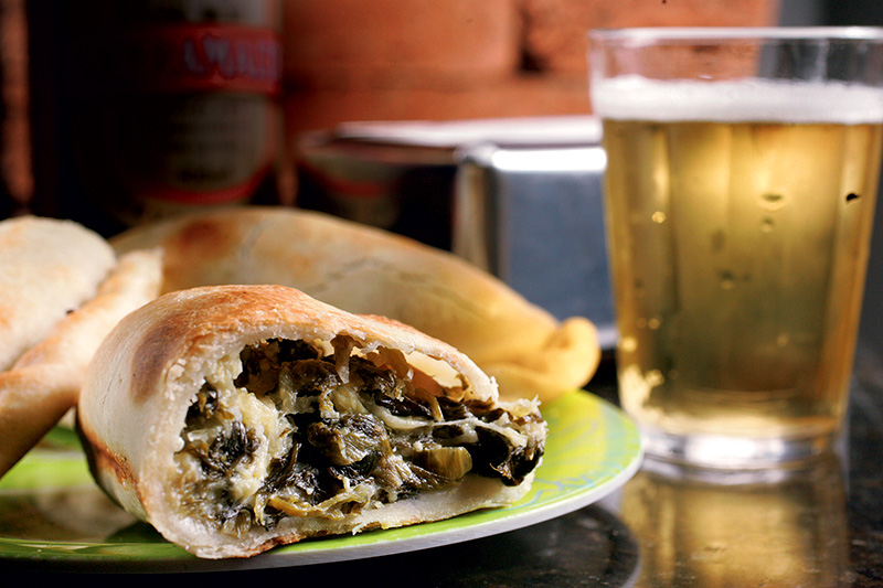 Pedida argentina: empanada de escarola com castanha-do-pará Pedida argentina: empanada de escarola com castanha-do-pará