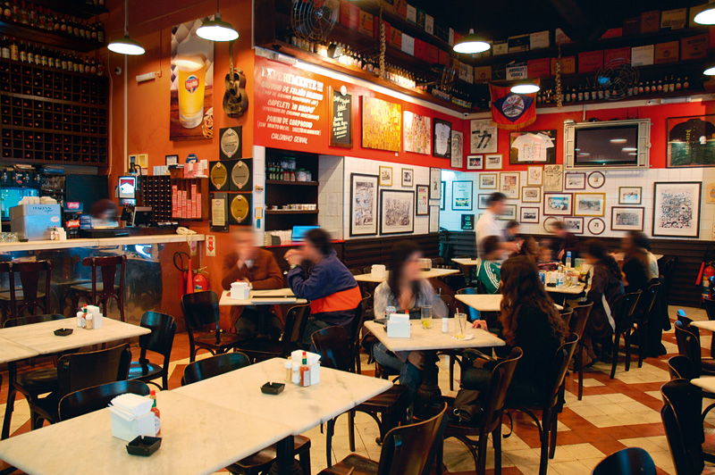 O amplo salão do bar O amplo salão do bar