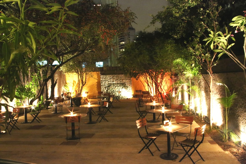 Área externa, localizada nos fundos do bar Área externa, localizada nos fundos do bar