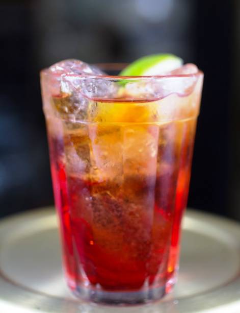 O negroni é servido em copo americano O negroni é servido em copo americano