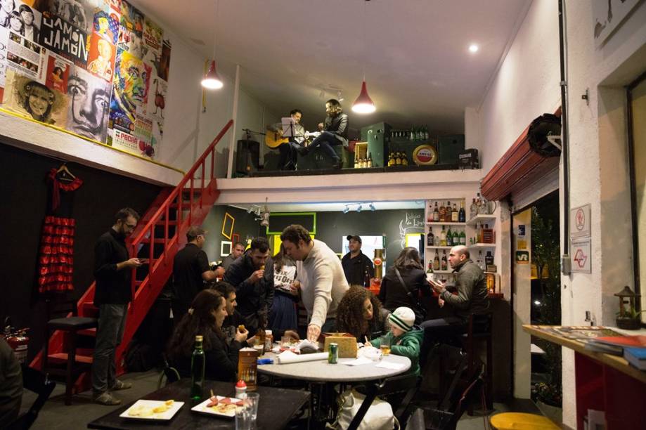 O imóvel de esquina e decoração improvisada ganha conforto extra com as cadeiras de escritório almofadadas O imóvel de esquina e decoração improvisada ganha conforto extra com as cadeiras de escritório almofadadas