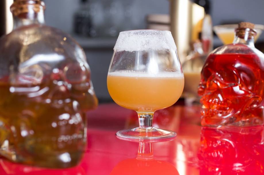 O la crosta, com brandy, xarope cítrico e limão, vem com açúcar na borda da taça O la crosta, com brandy, xarope cítrico e limão, vem com açúcar na borda da taça