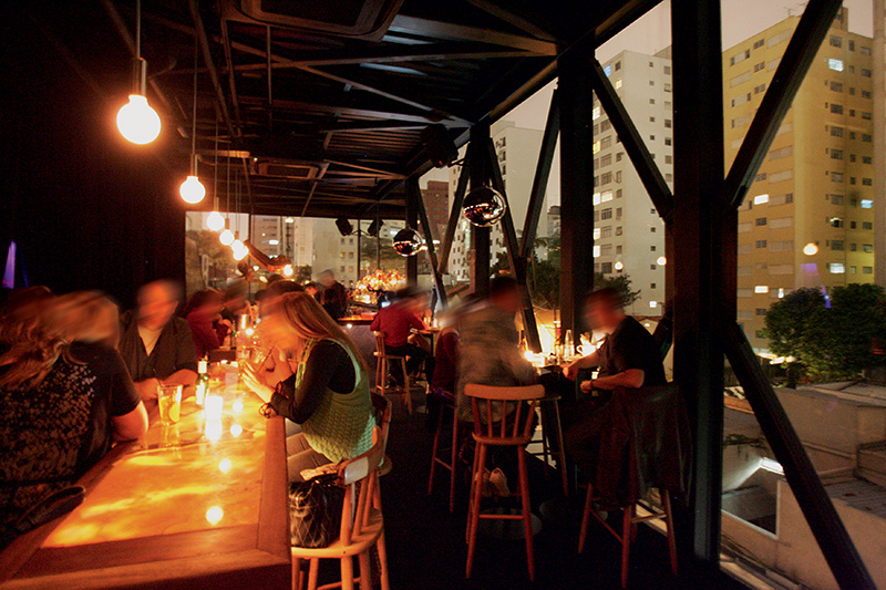 O salão rodeado por paredes de vidro: vista para os prédios dos Jardins O salão rodeado por paredes de vidro: vista para os prédios dos Jardins