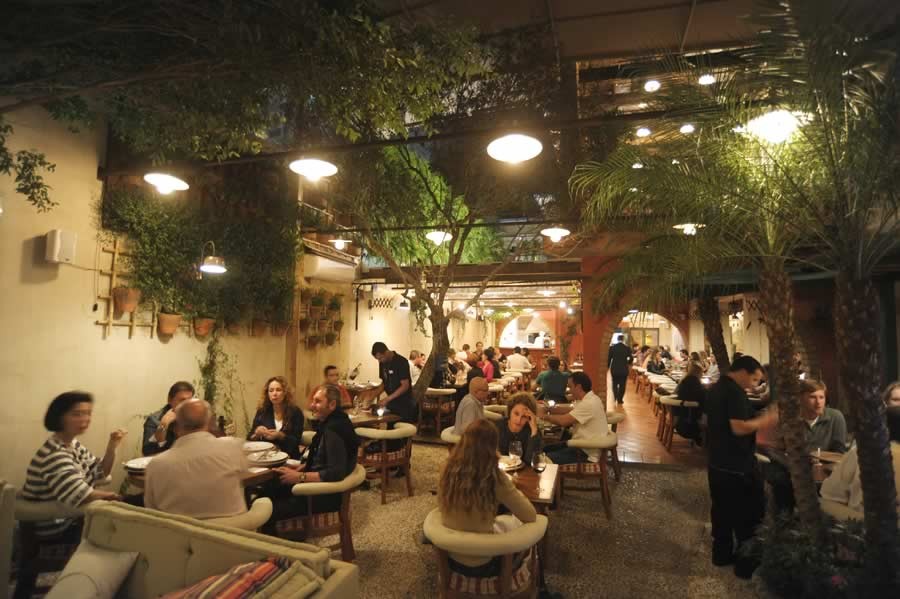 O pátio dos fundos, de ares toscanos: o ponto mais charmoso da casa O pátio dos fundos, de ares toscanos: o ponto mais charmoso da casa