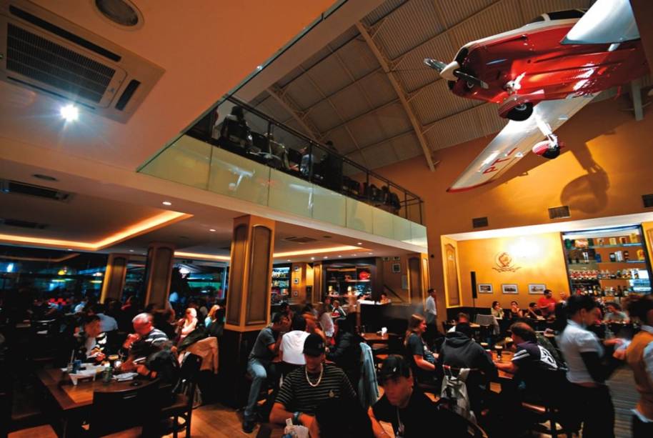 Salão do Bar Brahma Aeroclube: instalado dentro do Campo de Marte Salão do Bar Brahma Aeroclube: instalado dentro do Campo de Marte