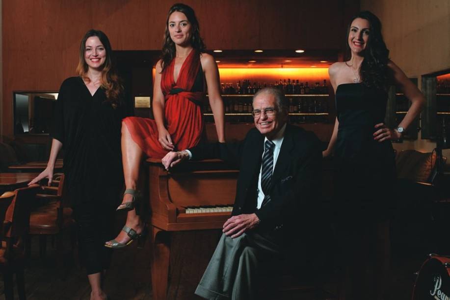 Lorena Lobato, Anna Setton, Mário Edison e Grazielle Carvalho: as cantoras e o pianista fazem apresentações diárias no Baretto Lorena Lobato, Anna Setton, Mário Edison e Grazielle Carvalho: as cantoras e o pianista fazem apresentações diárias no Baretto