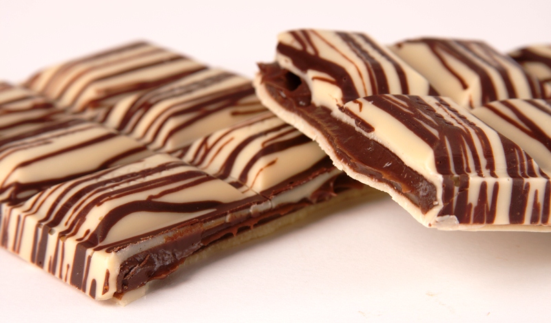 Barras de chocolate branco mesclado com chocolate ao leite, recheadas de musse Barras de chocolate branco mesclado com chocolate ao leite, recheadas de musse