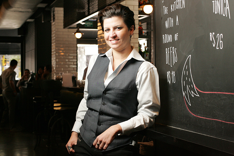 Fera das coqueteleiras, Talita Simões prepara os drinques Fera das coqueteleiras, Talita Simões prepara os drinques