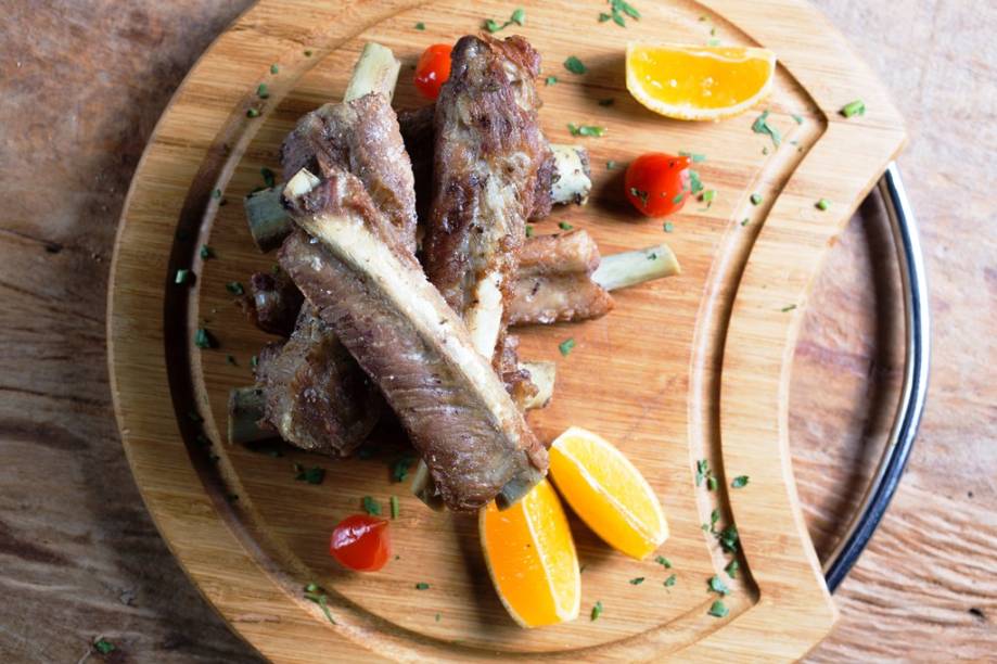 Bem fritas, as costelas suínas ganham a companhia de fatias de limão Bem fritas, as costelas suínas ganham a companhia de fatias de limão