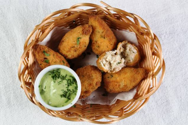 Chamado de coxinha do mona, o salgado é quase sem massa Chamado de coxinha do mona, o salgado é quase sem massa