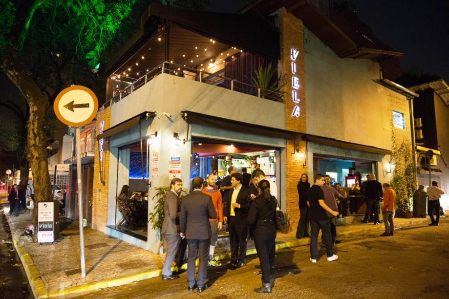 Animado, o pessoal invade a ruazinha em clima de festa Animado, o pessoal invade a ruazinha em clima de festa