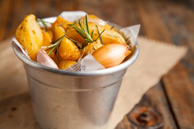 Na lista de acompanhamentos tem batata frita com alho e alecrim Na lista de acompanhamentos tem batata frita com alho e alecrim